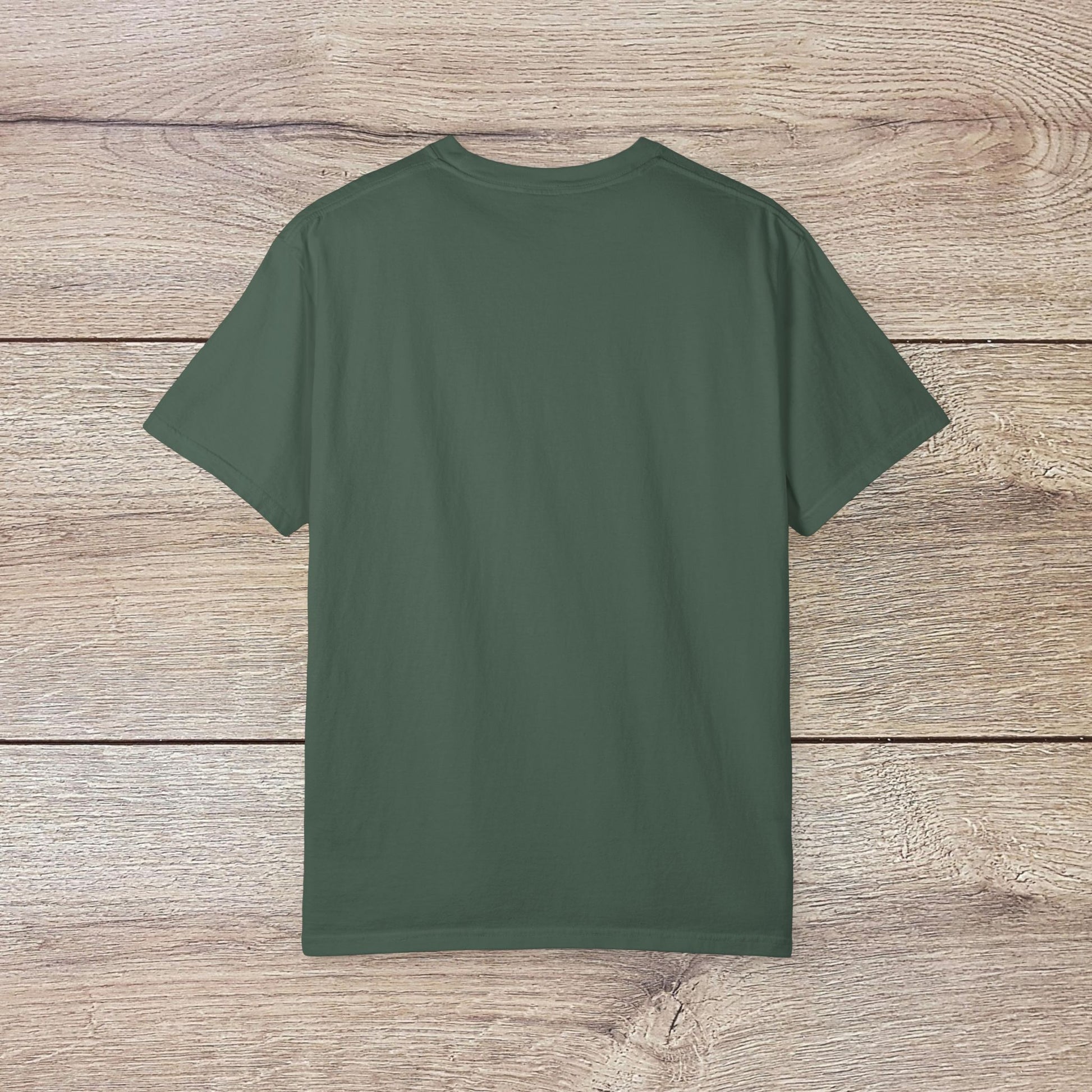 Back view of the Men's Golden Tee, underlining its simple and comfortable design, made from breathable cotton, perfect for relaxed days.