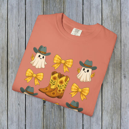 Cute Halloween T-Shirt in soft pink, featuring charming ghosts and cowboy boots, ideal for stylish autumn outfits with eco-friendly fabric.